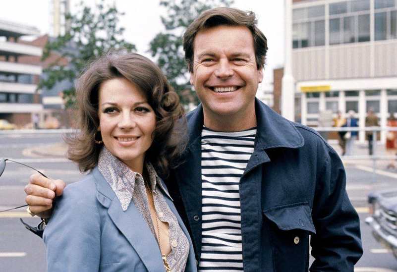 Robert Wagner looking happy with his deceased wife, Wood